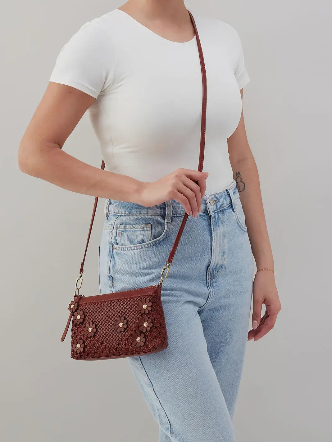 HOBO Darcy Woven Crossbody Chesnut