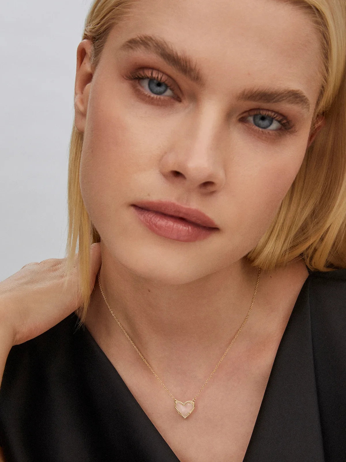 Kendra Scott Ari Heart Gold Pendant Necklace in Rose Quartz