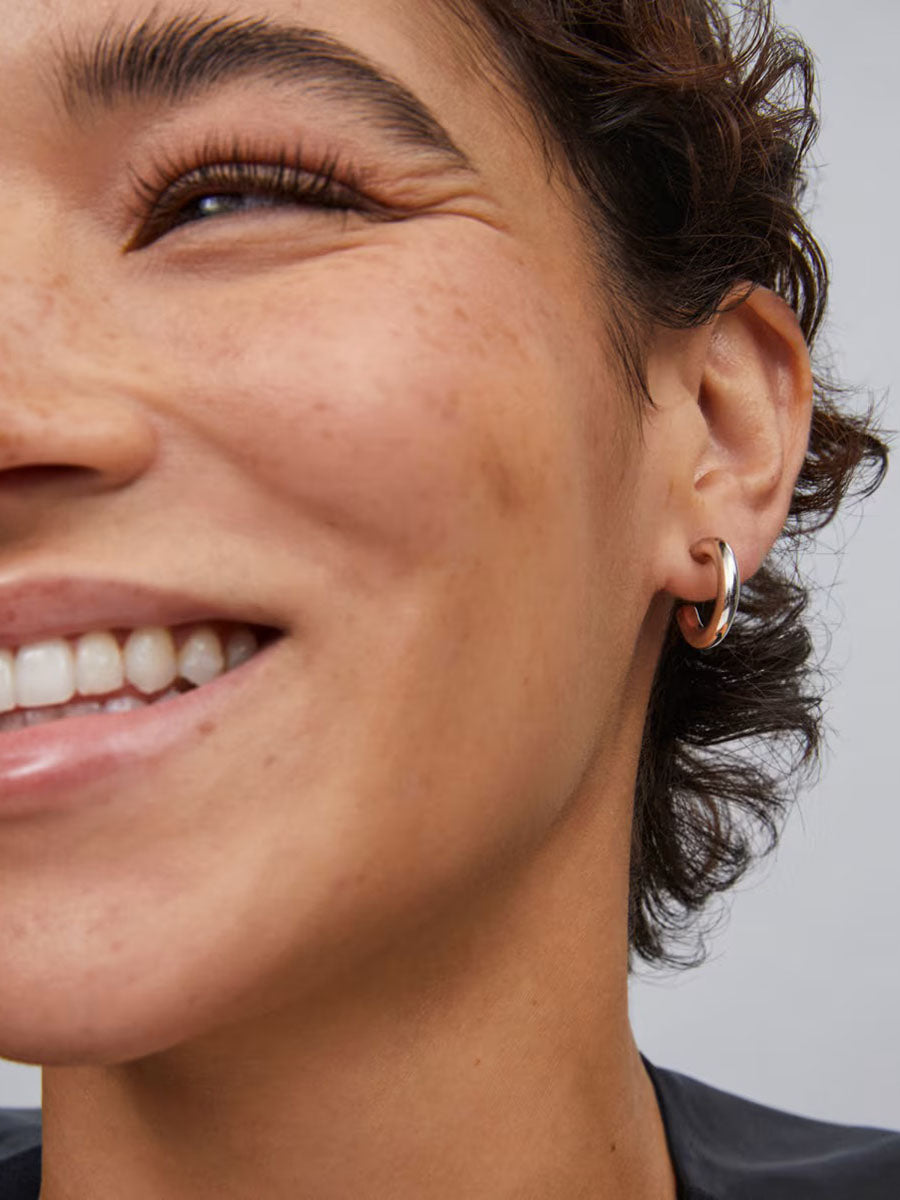 Kendra Scott Colette Huggie Earrings in Silver