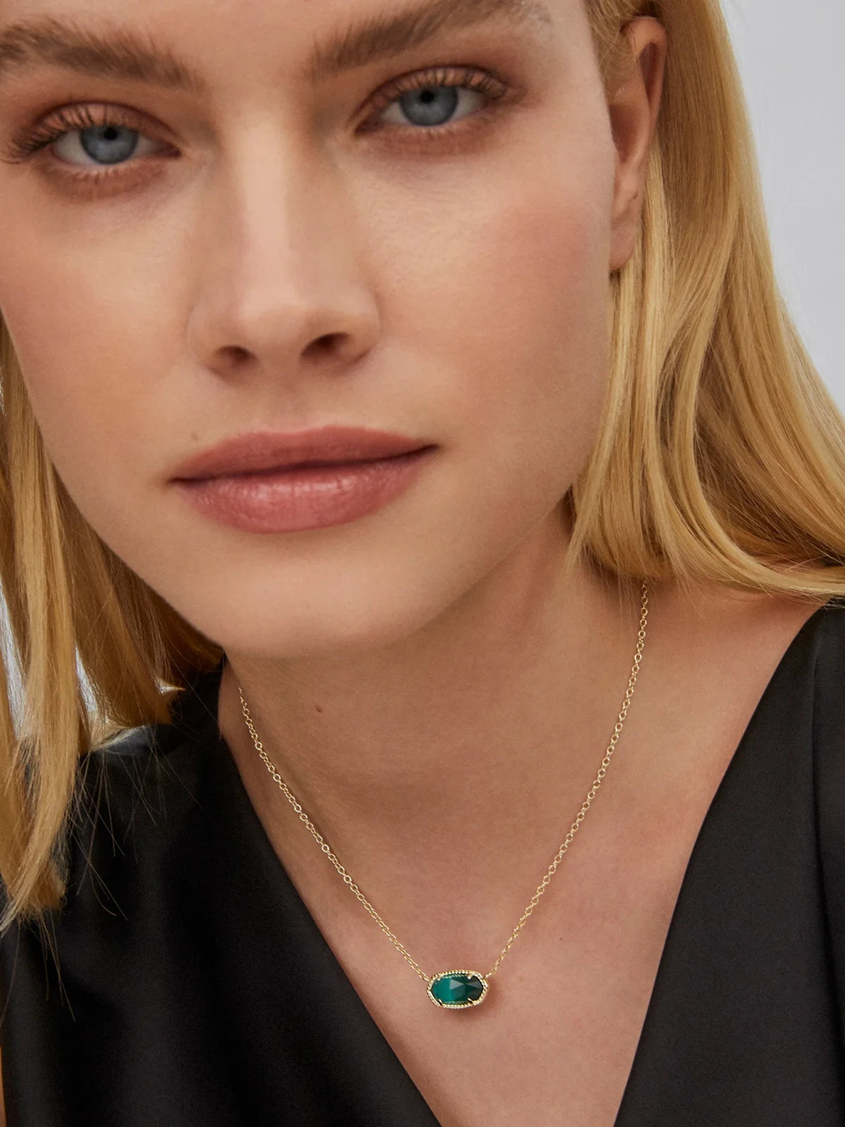 Kendra Scott Elisa Gold Pendant Necklace in Emerald Cat's Eye