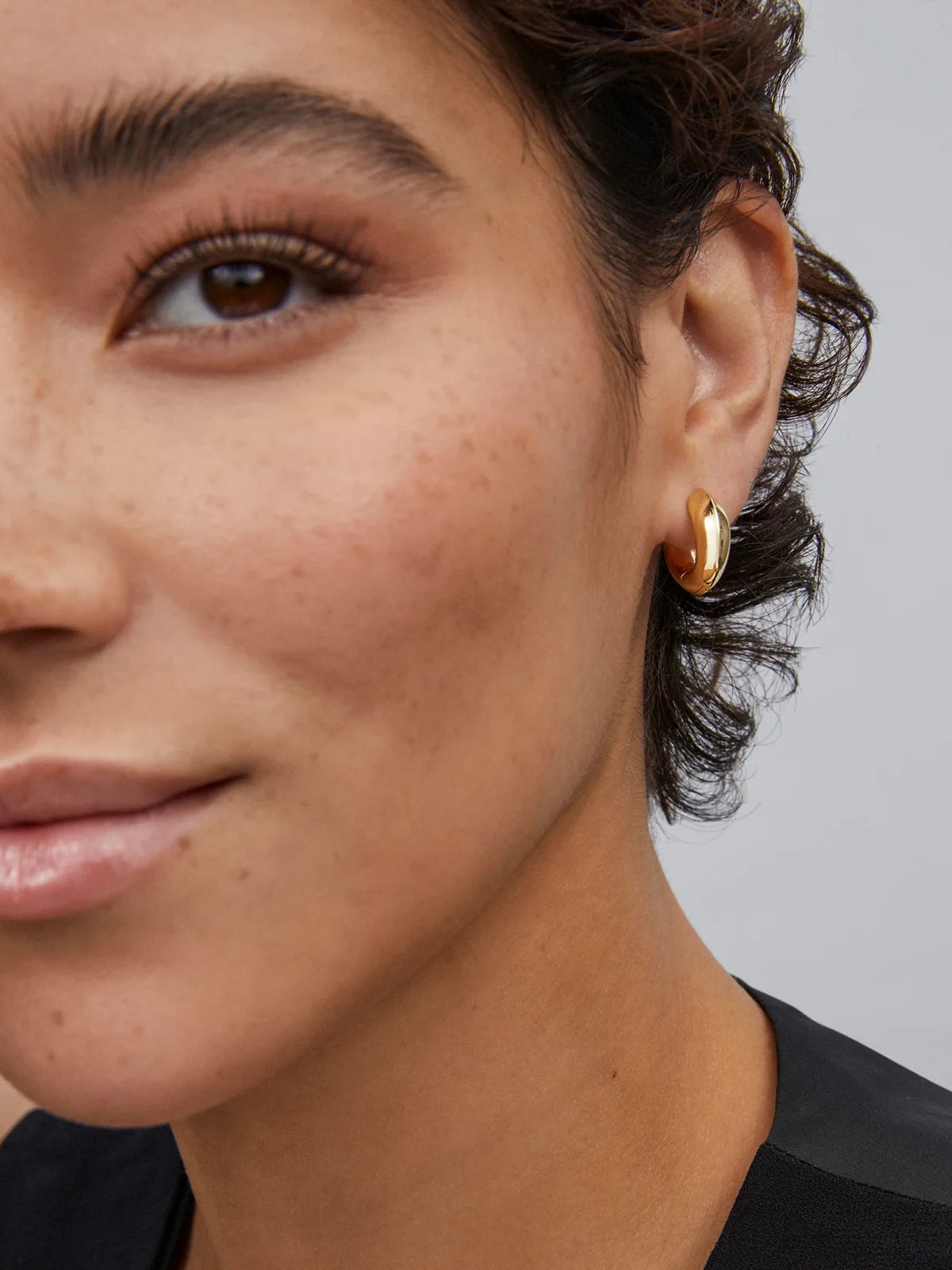 Kendra Scott Mikki Metal Huggie Earrings in Gold