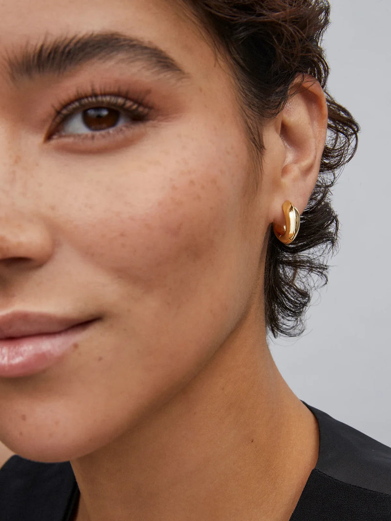 Kendra Scott Mikki Metal Huggie Earrings in Gold