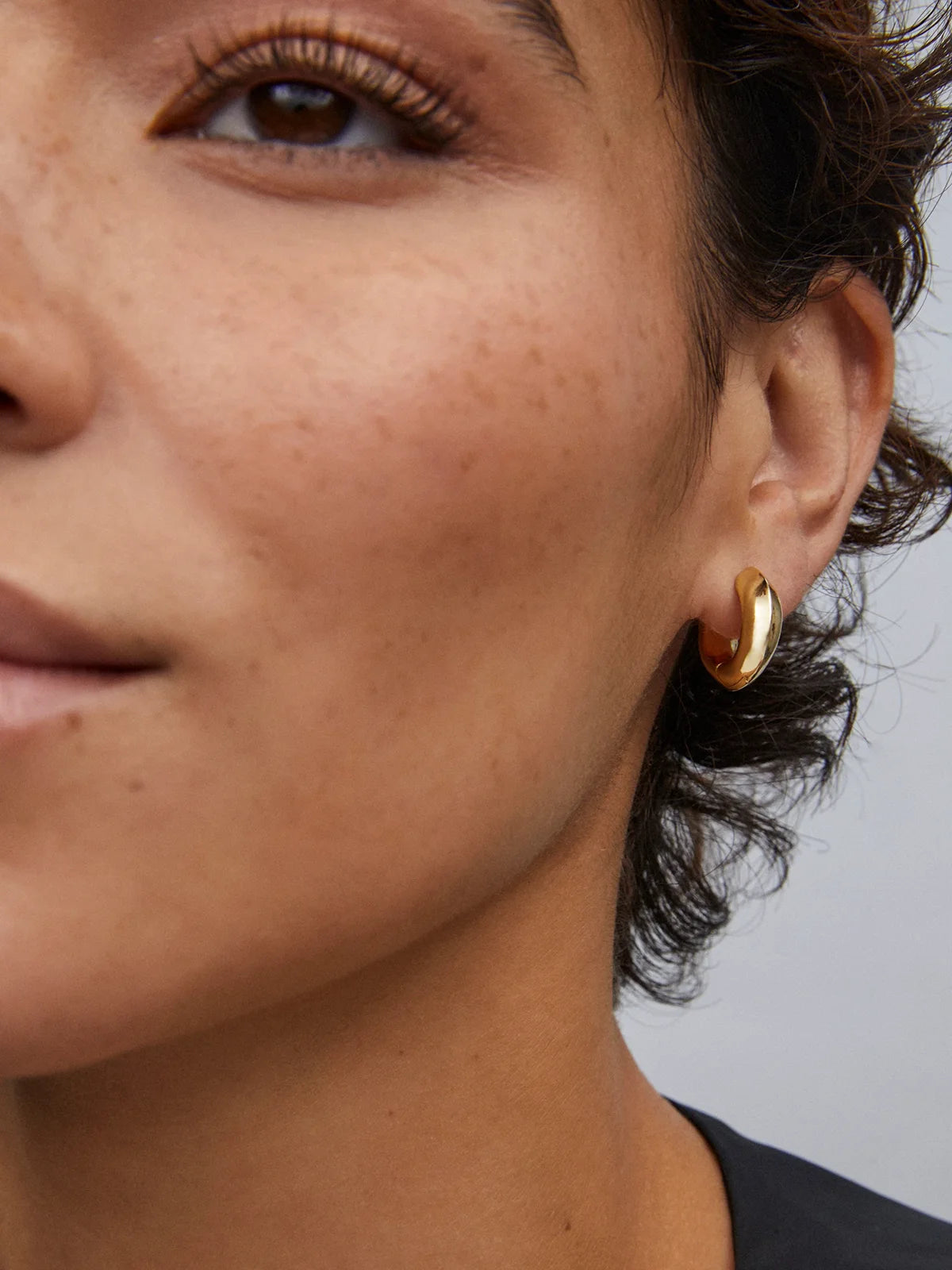 Kendra Scott Mikki Metal Huggie Earrings in Gold