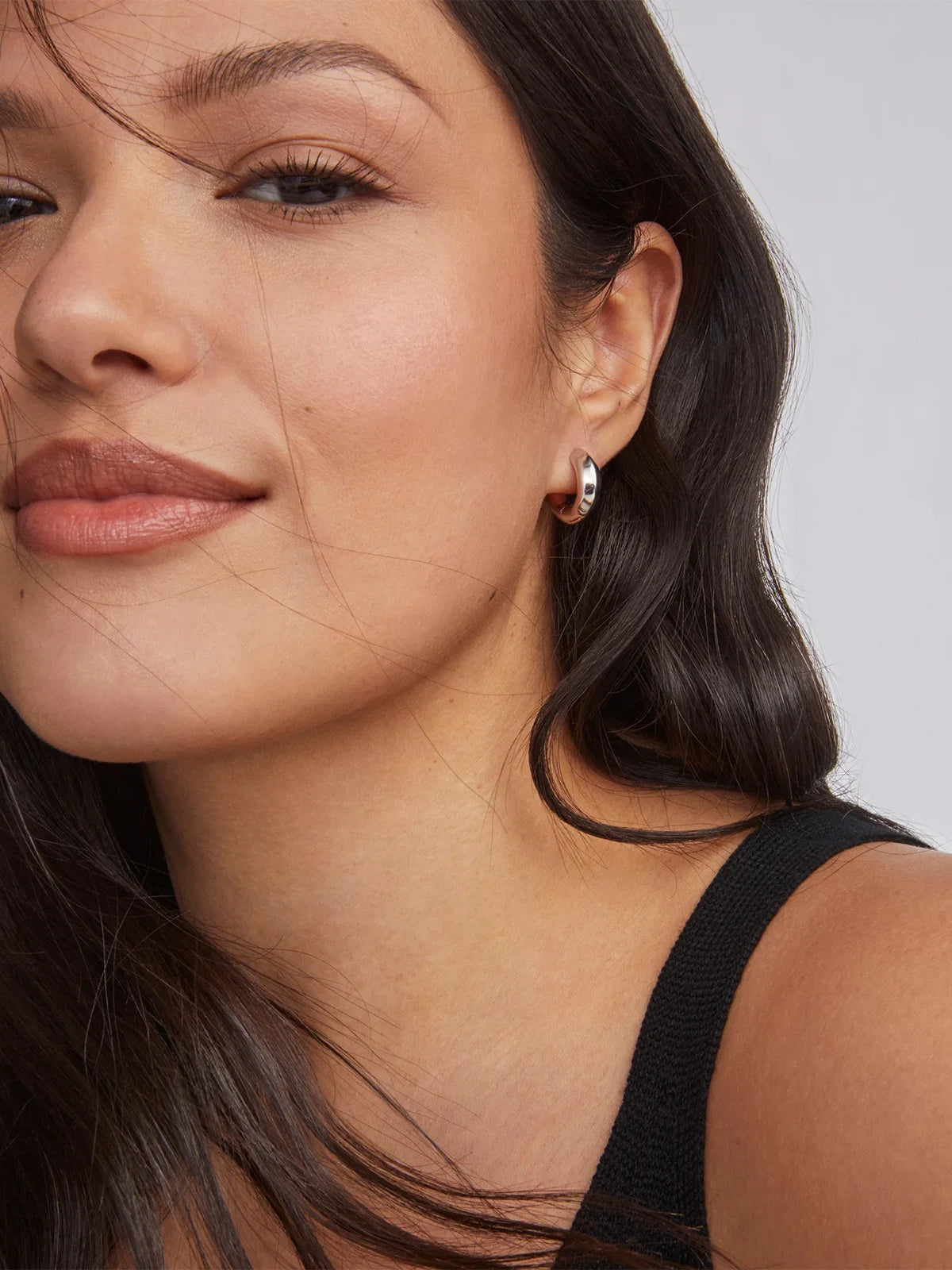 Kendra Scott Mikki Metal Huggie Earrings in Silver