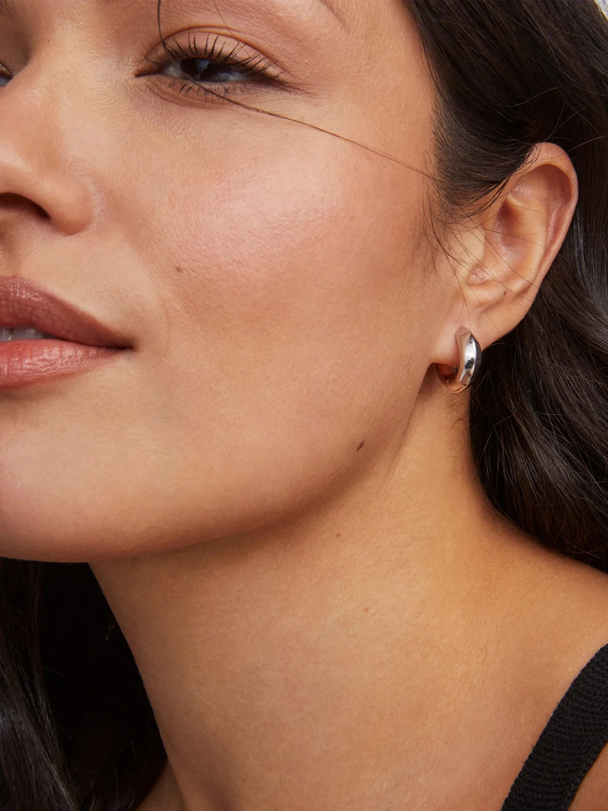 Kendra Scott Mikki Metal Huggie Earrings in Silver