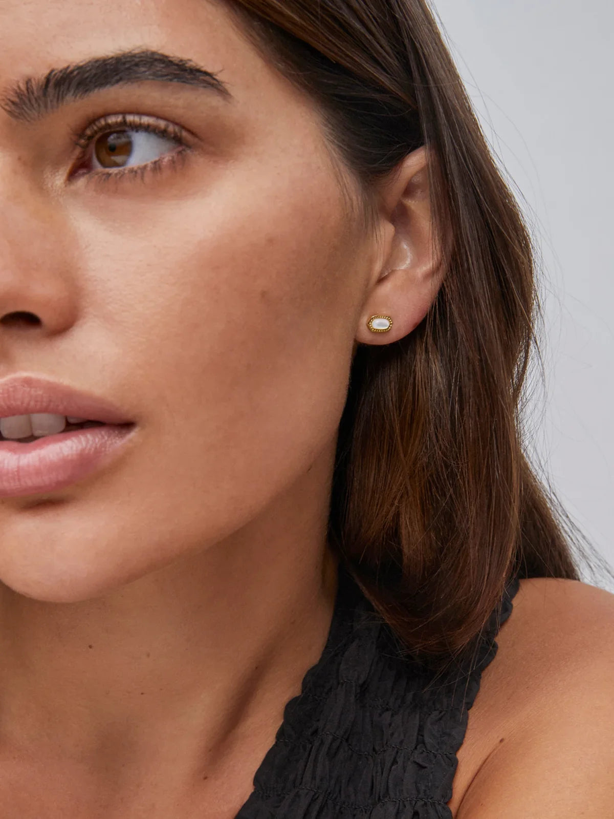 Kendra Scott Mini Ellie Gold Stud Earrings in Ivory Mother-of-Pearl