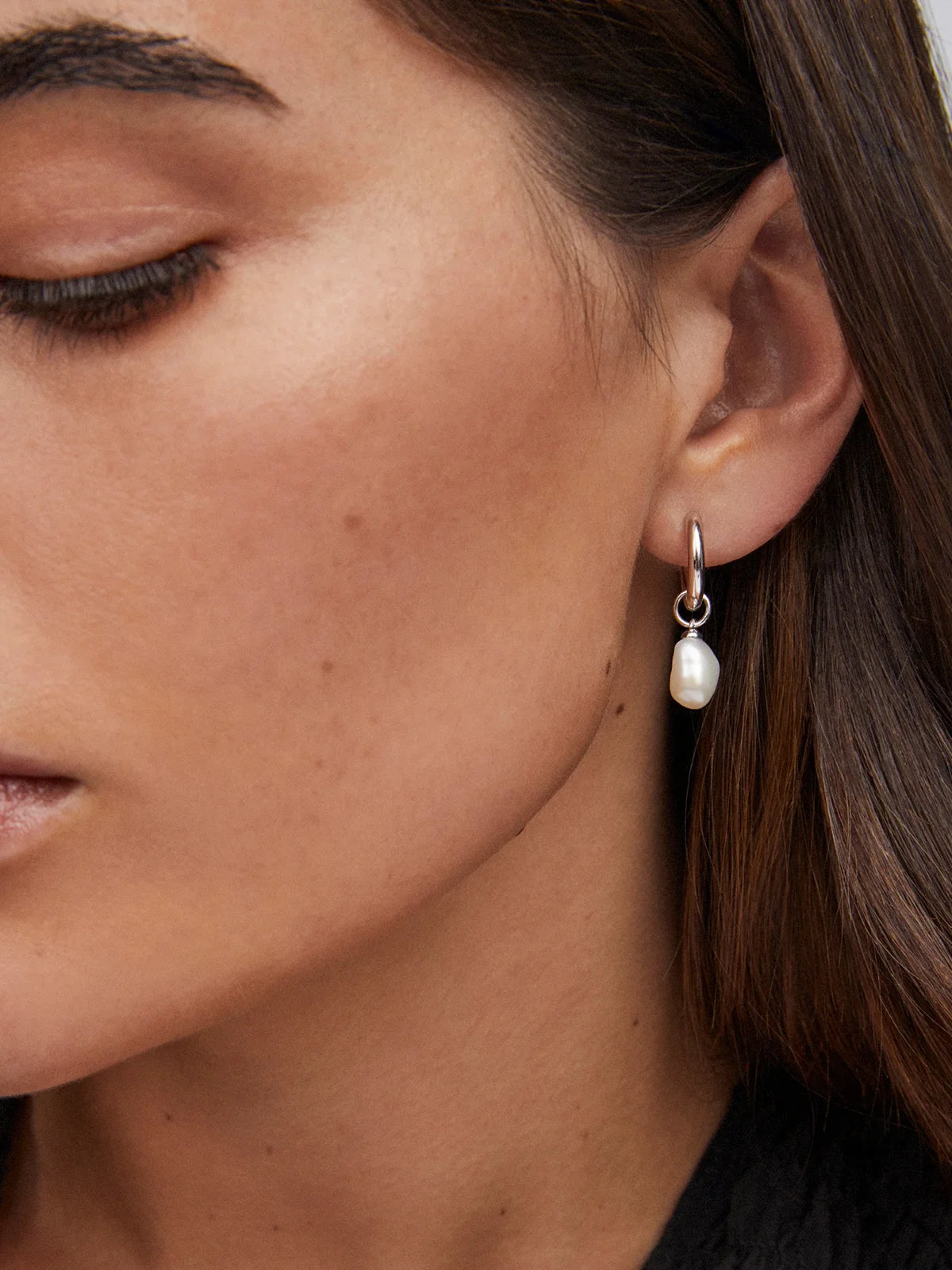 Kendra Scott Willa Silver Pearl Huggie Earrings in Freshwater Cultured Pearl