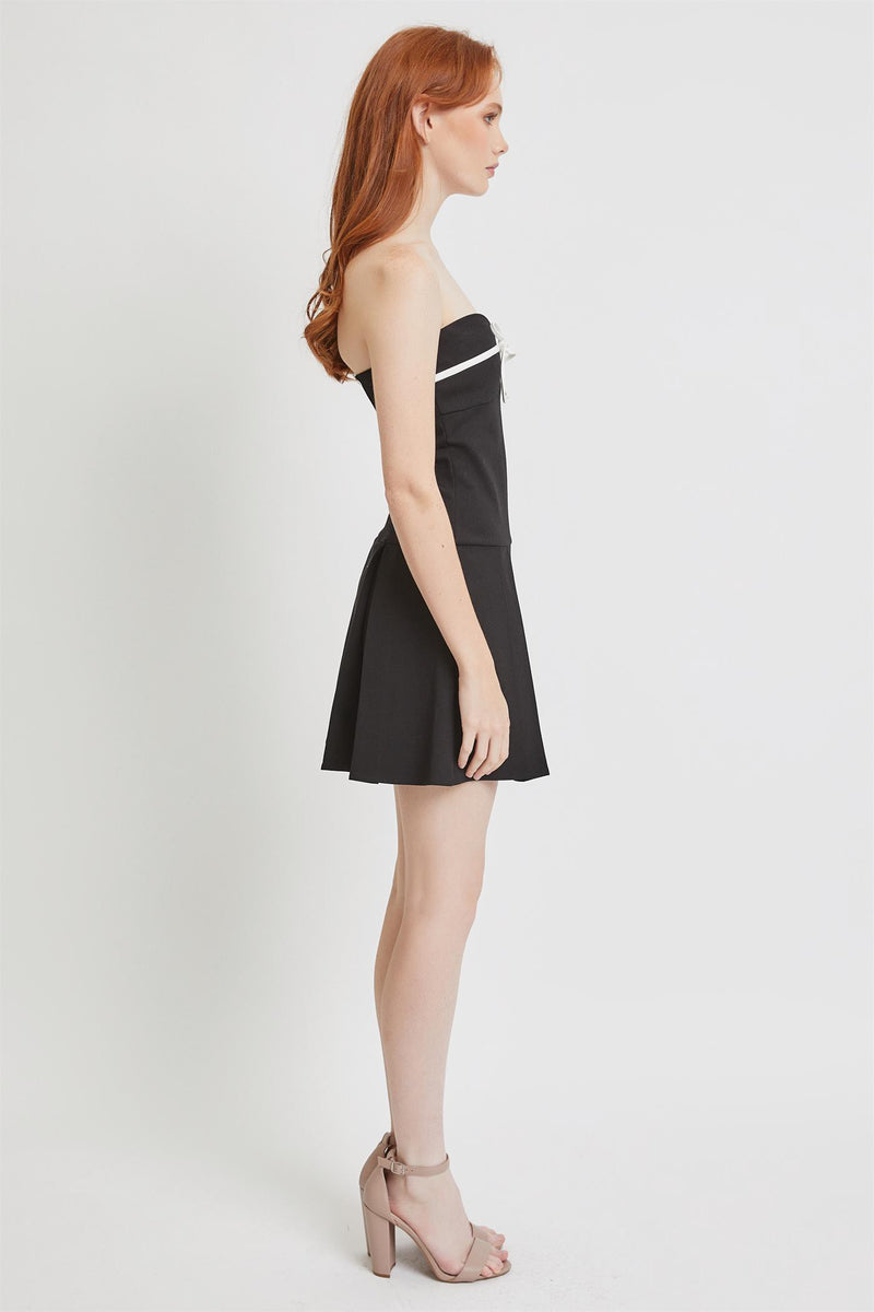 pleated skirt with bandeau neckline and contrast black-side
