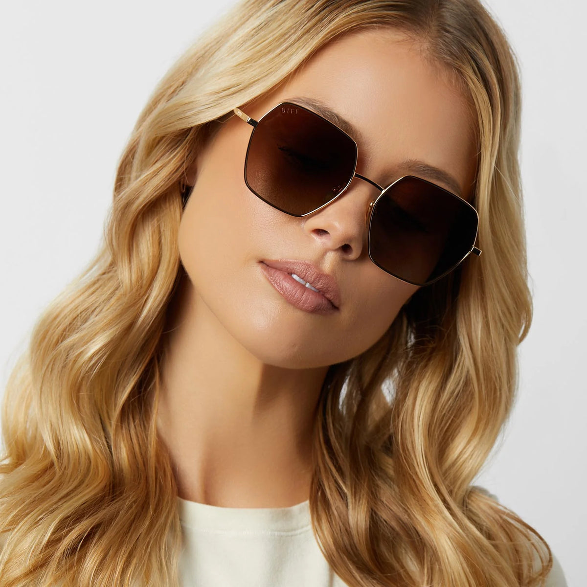 diff eyewear harlowe sunglasses in gold brown gradient polarized
