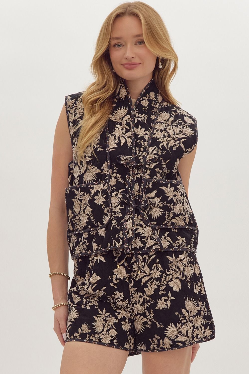 floral print quilted tie vest in black