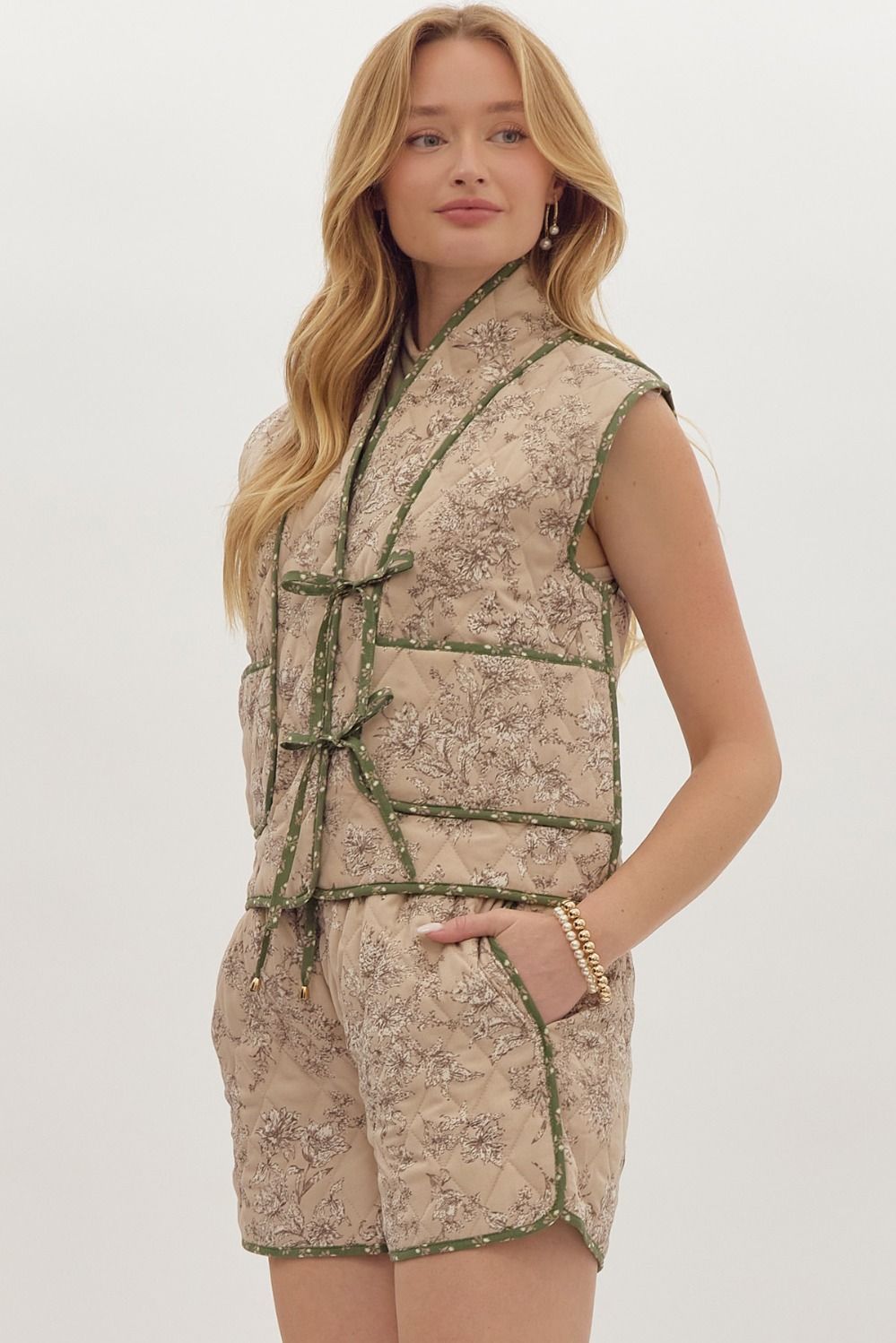 floral print quilted tie vest in mocha