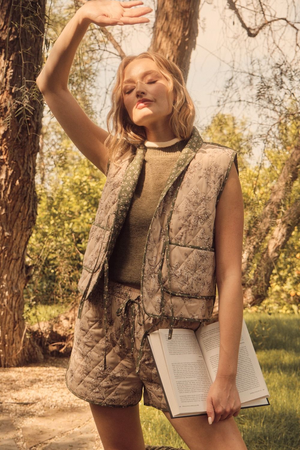 floral print quilted tie vest in mocha