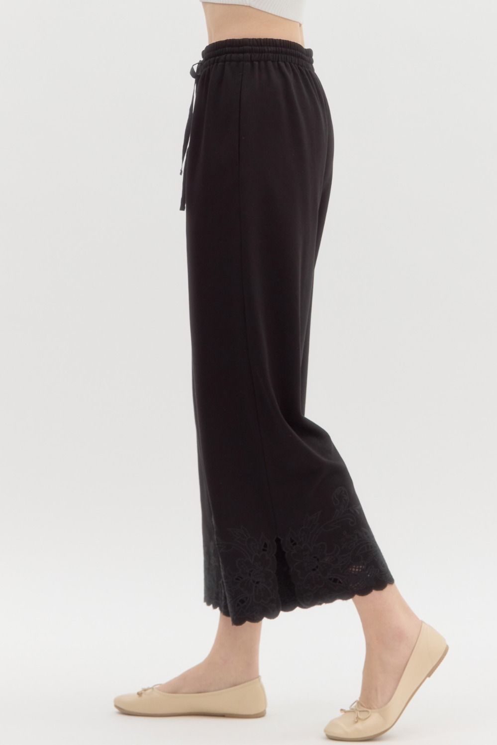 Scallop embroidered hem wide Ankle Pants in black