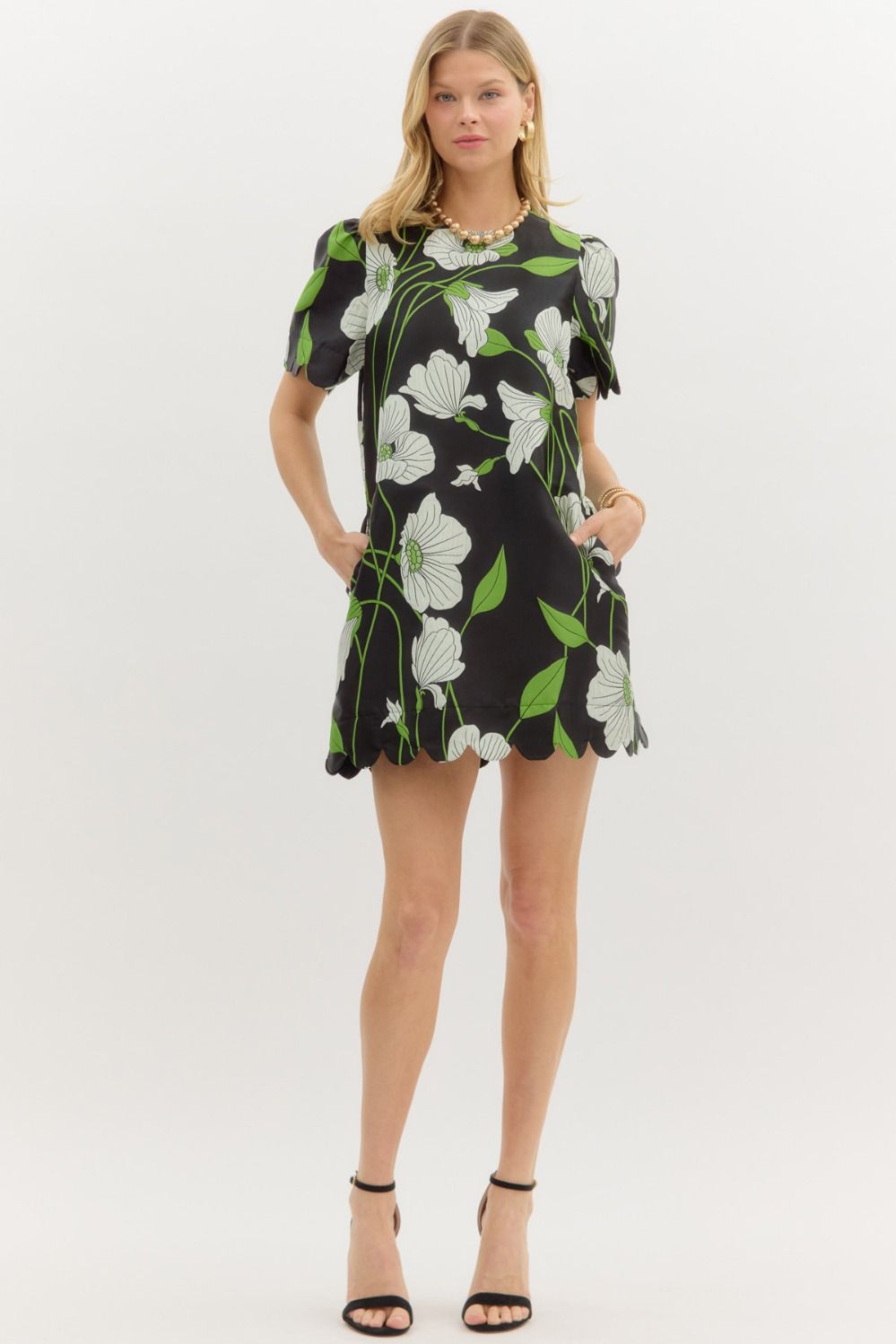 entro floral short sleeve scallop hem dress in black