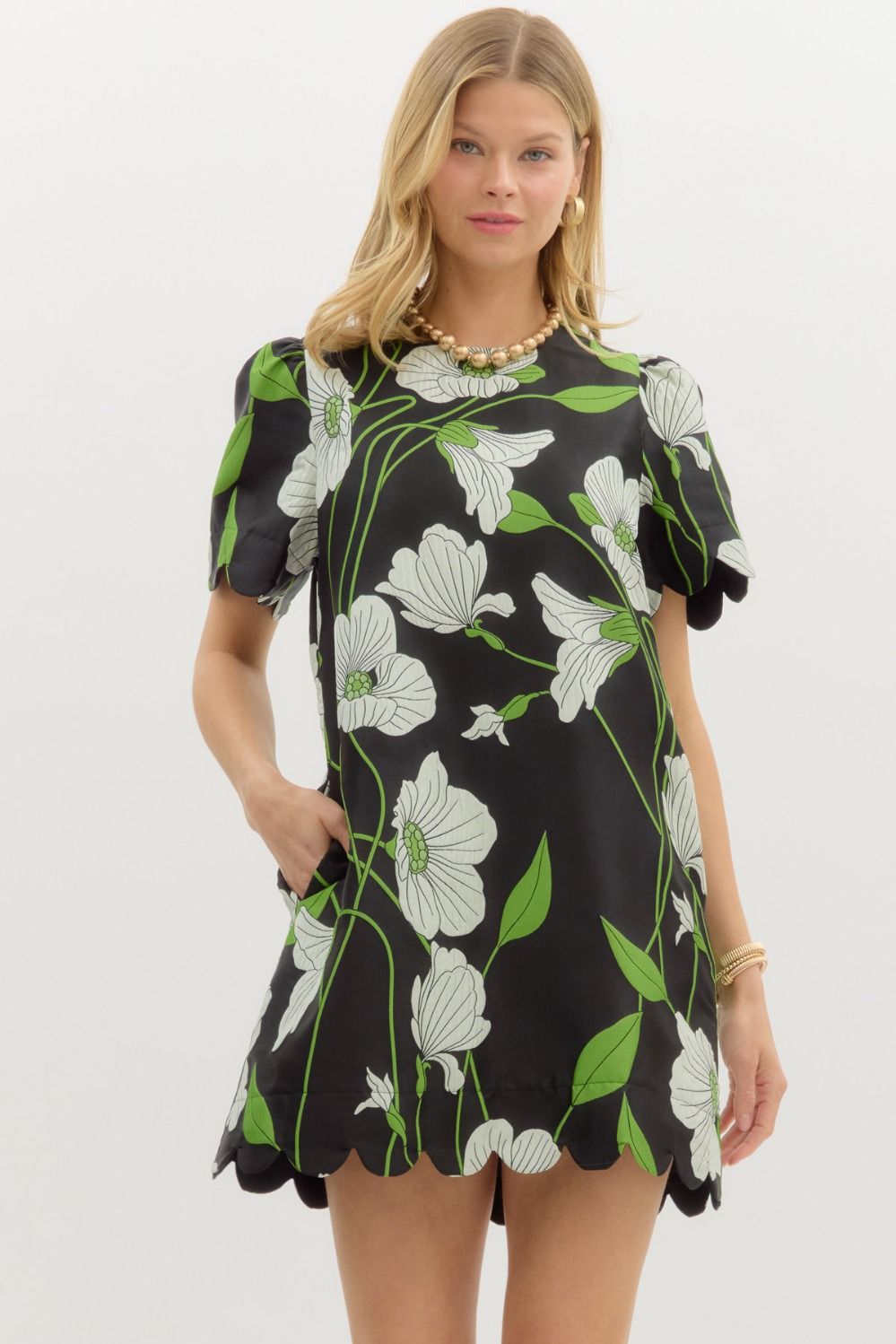 entro floral short sleeve scallop hem dress in black