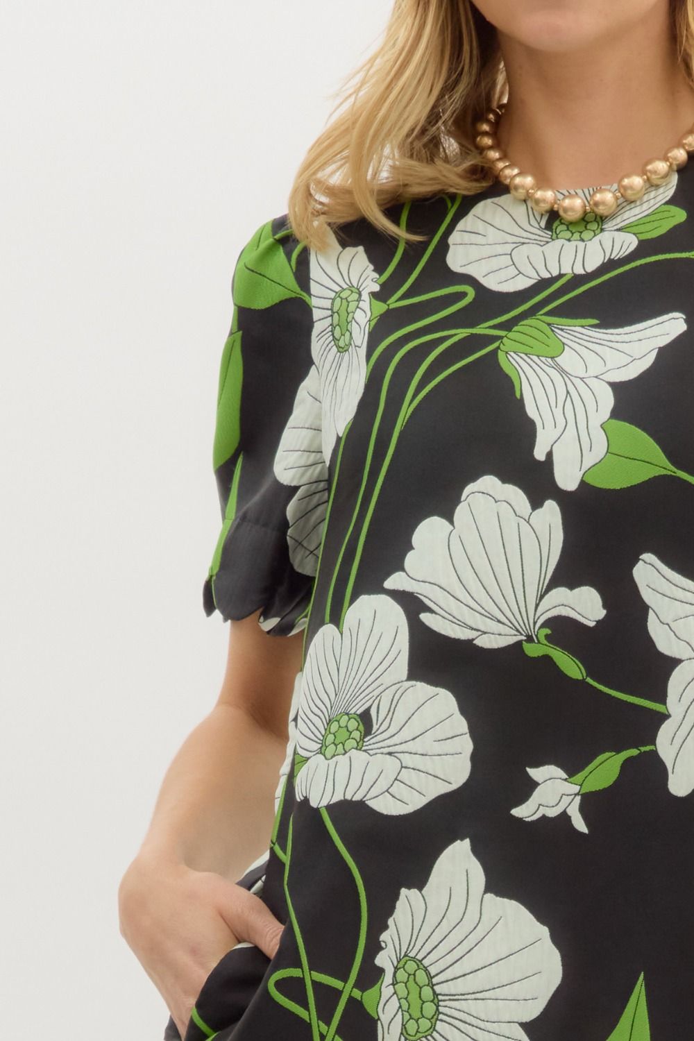 entro floral short sleeve scallop hem dress in black