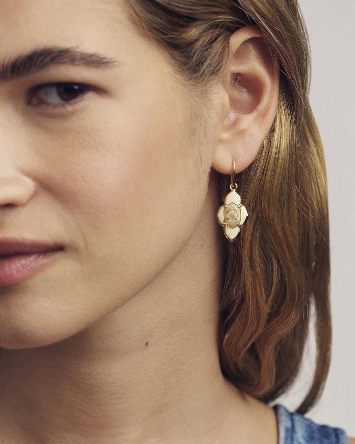 Kendra Scott Abbie Medallion Gold Small Drop Earrings in Neutral Mix