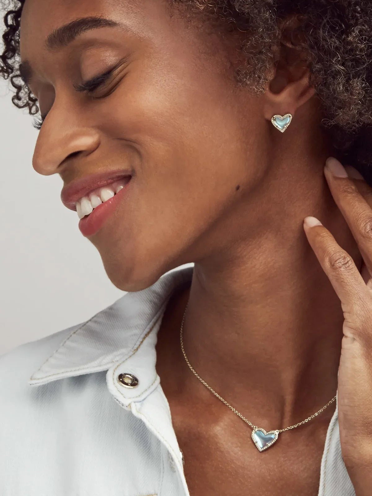 Kendra Scott Ari Heart Gold Stud Earrings in Dichroic Glass