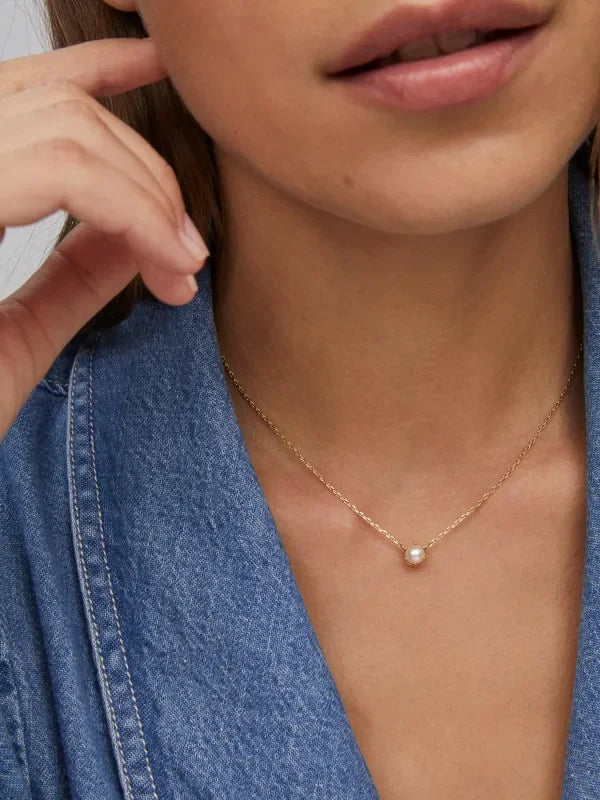 Kendra Scott Ashton Gold Pendant Necklace in Freshwater Cultured Pearl