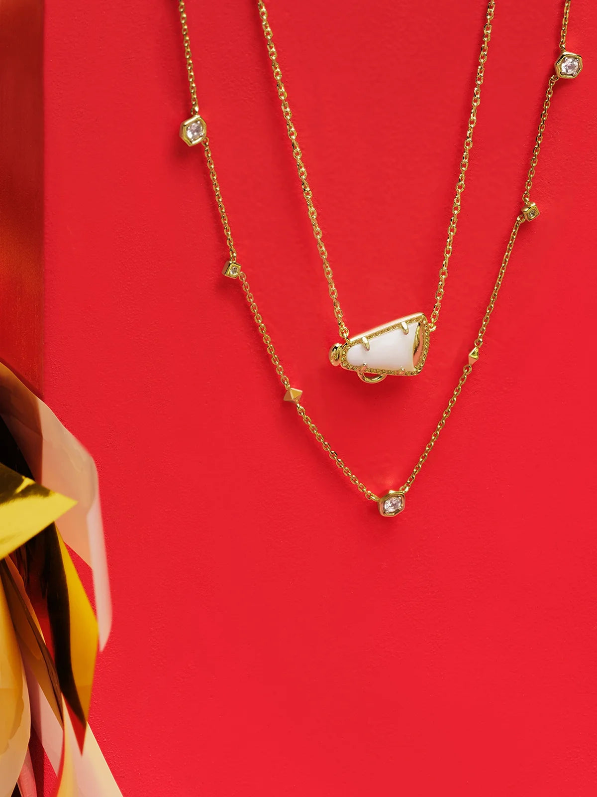 Kendra Scott Cheer Gold Short Pendant Necklace in White Mother-of-Pearl