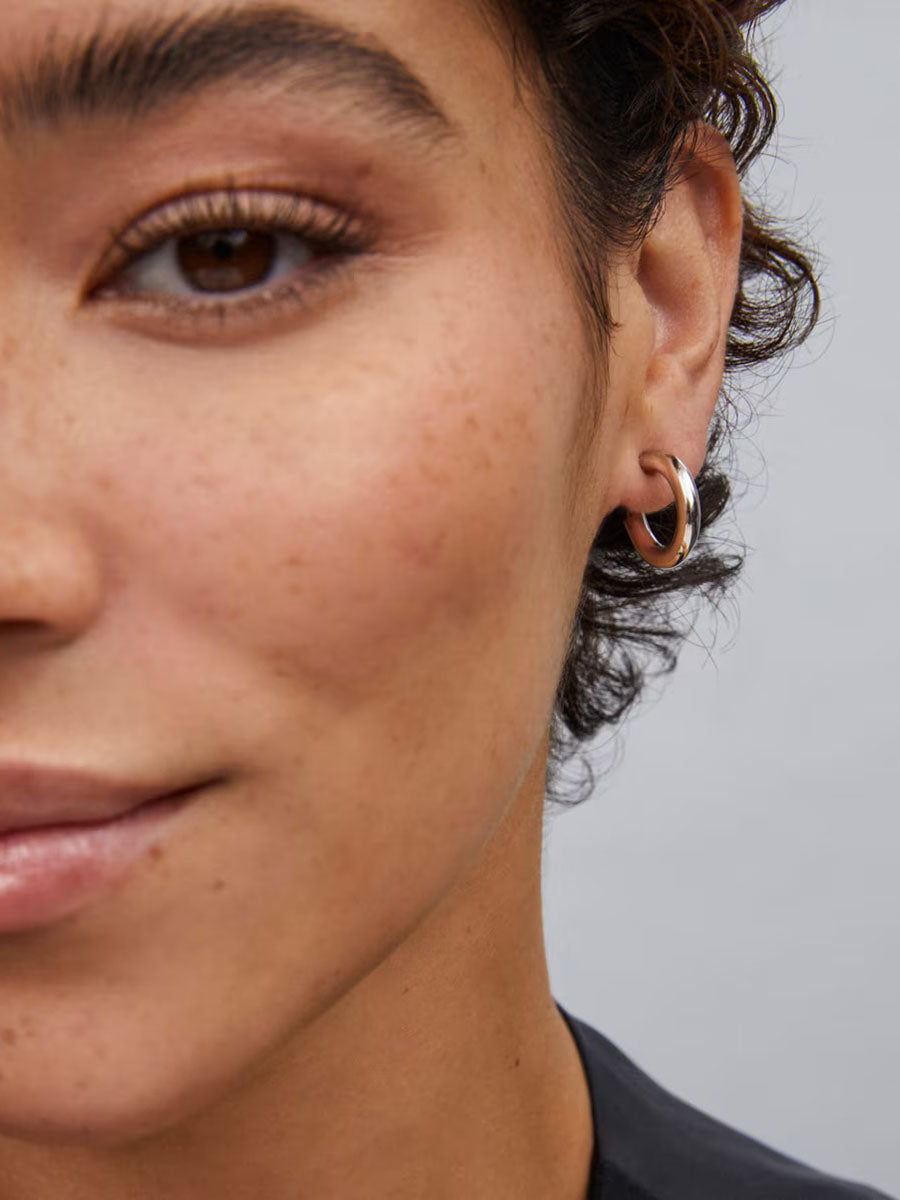 Kendra Scott Colette Huggie Earrings in Silver