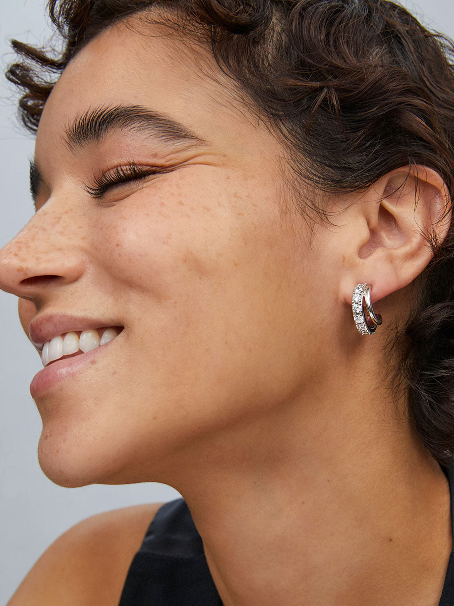 Kendra Scott Livy Silver Huggie Earrings in White Crystal