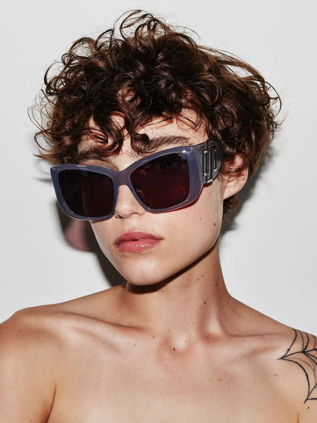 le specs primal instinct oversized cat-eye frame sunglasses in smoke