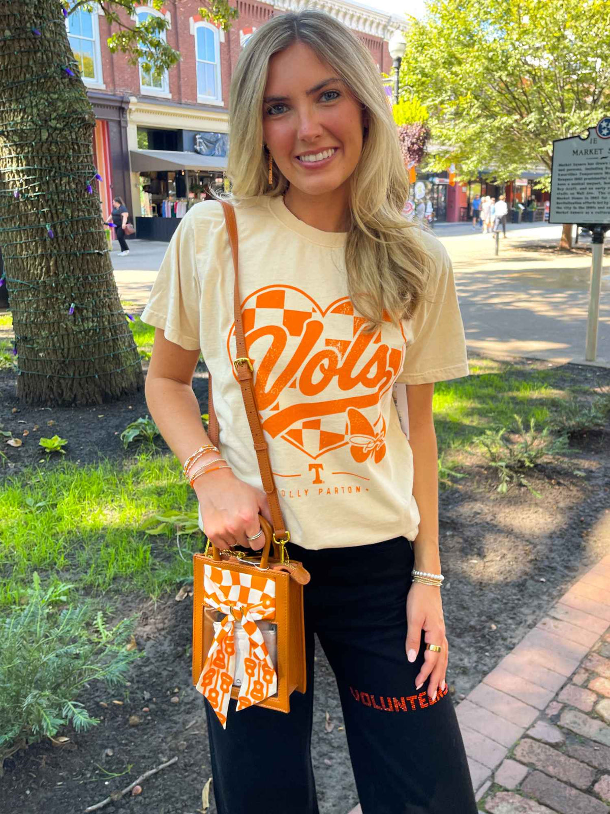 LivyLu Dolly Parton Tennessee Vols Checkered Heart Hi-Dive Tee