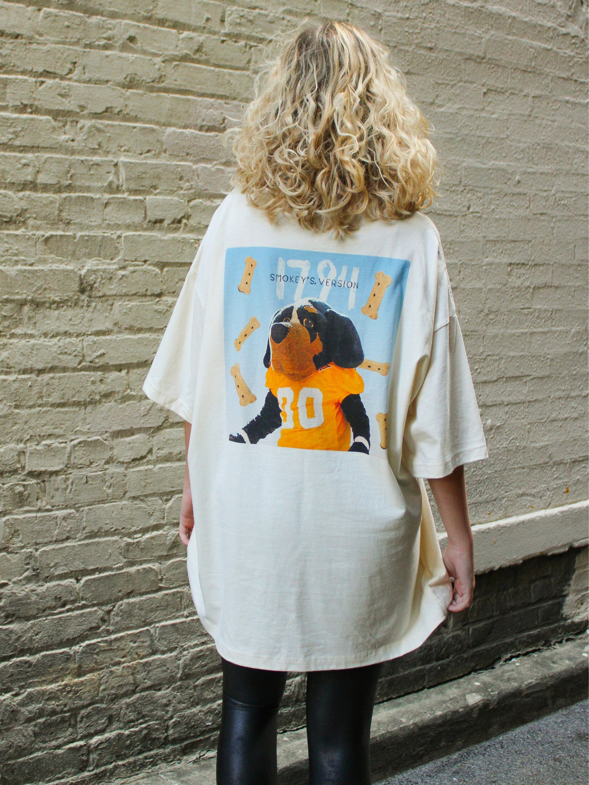 livylu tn vols smokey version 1794 oversized graphic tee back detail model view