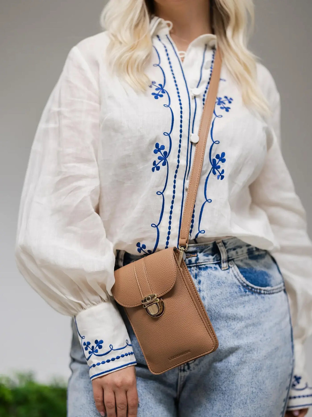 LOUENHIDE fontaine phone crossbody bag in latte