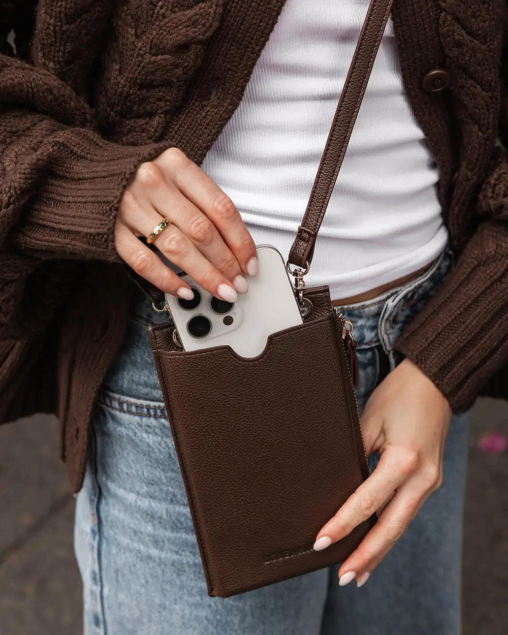 LOUENHIDE Suki RFID Phone Bag in Chocolate