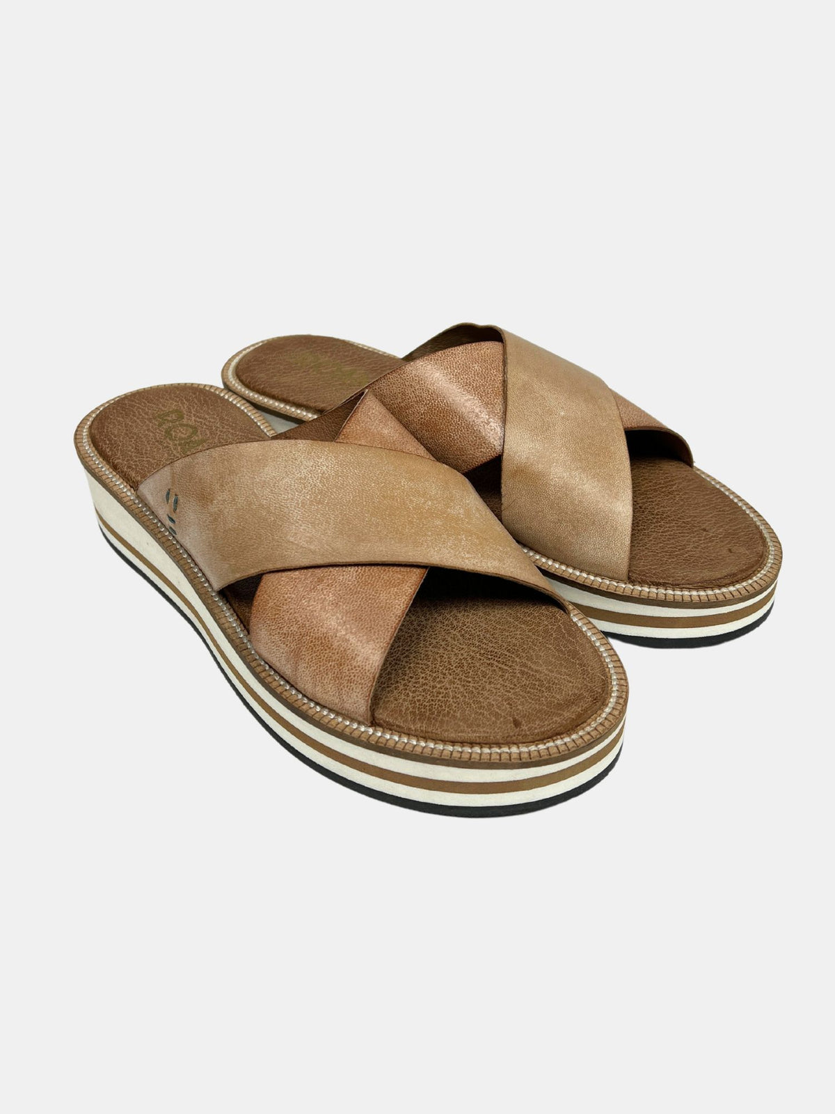 roan shout cross strap sandals in pecan white-pair