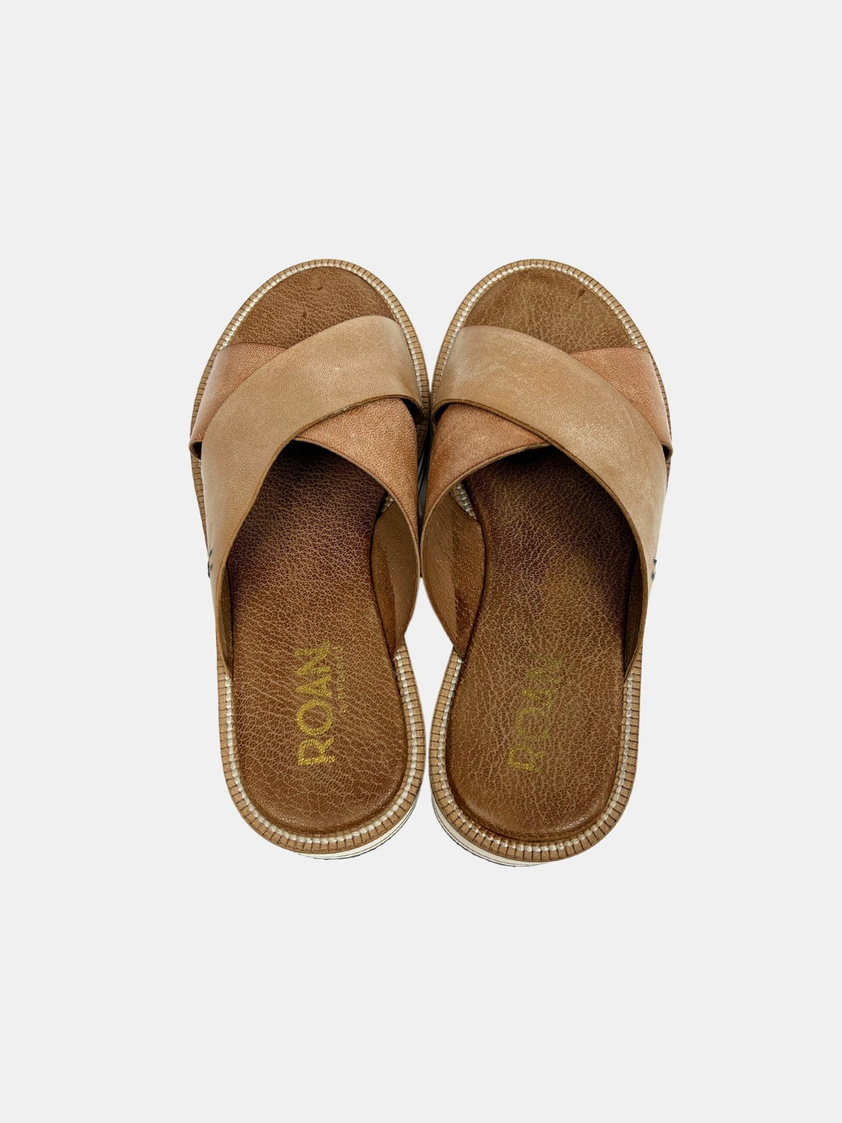 roan shout cross strap sandals in pecan white-top