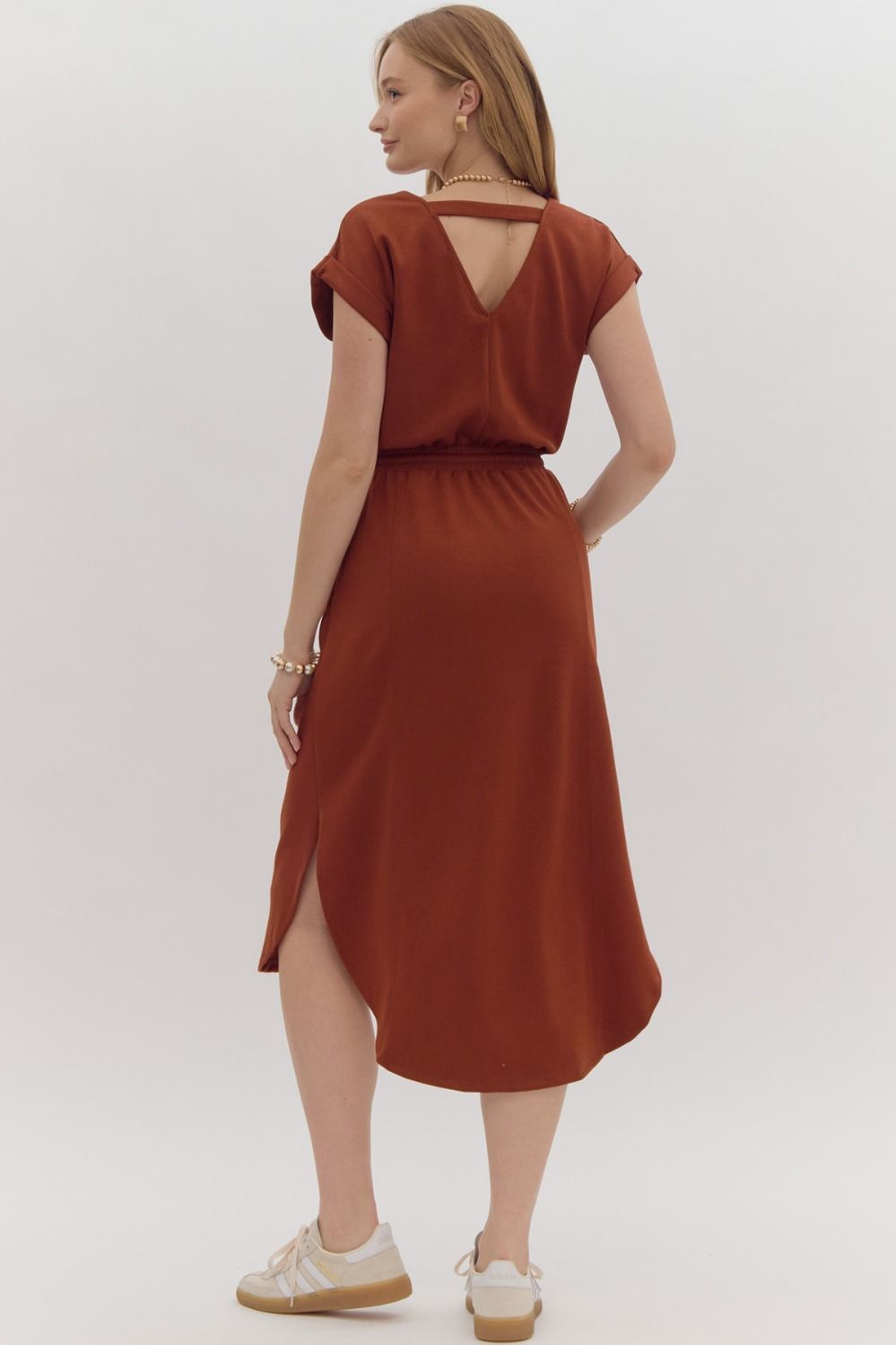 solid short sleeve tie waist midi dress in brick-back