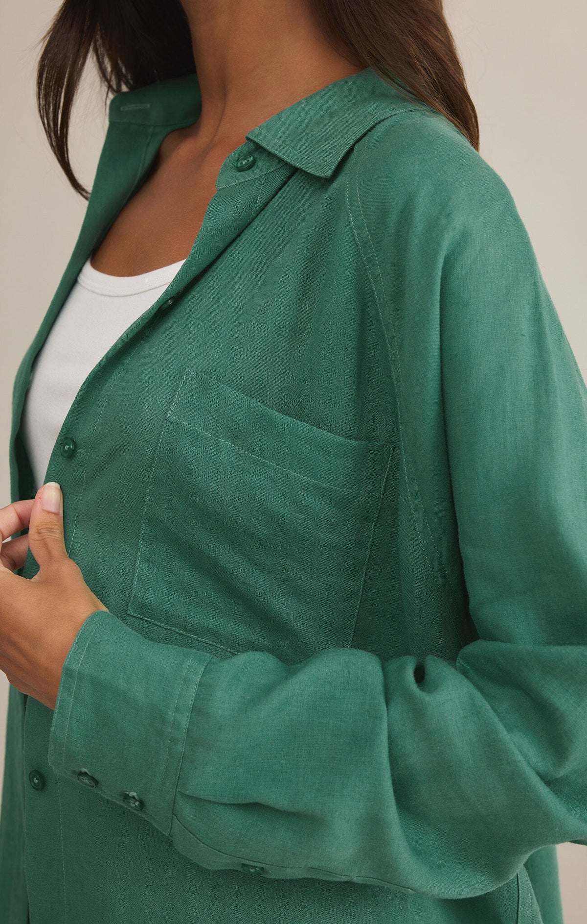 Z SUPPLY The Perfect Linen Top in botanical green-front detail